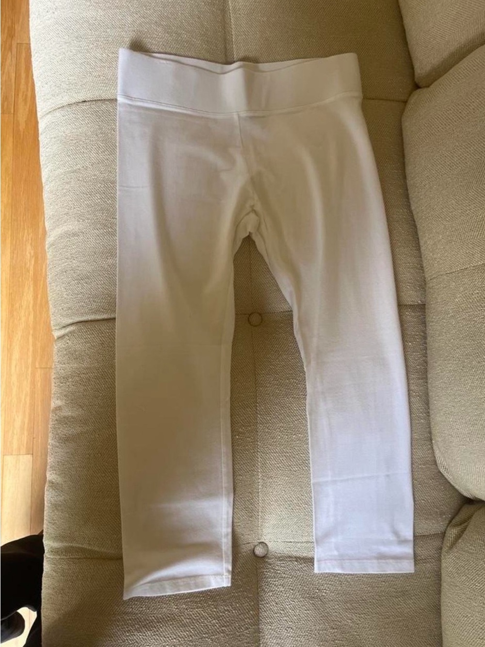 HUE White Capri Leggings